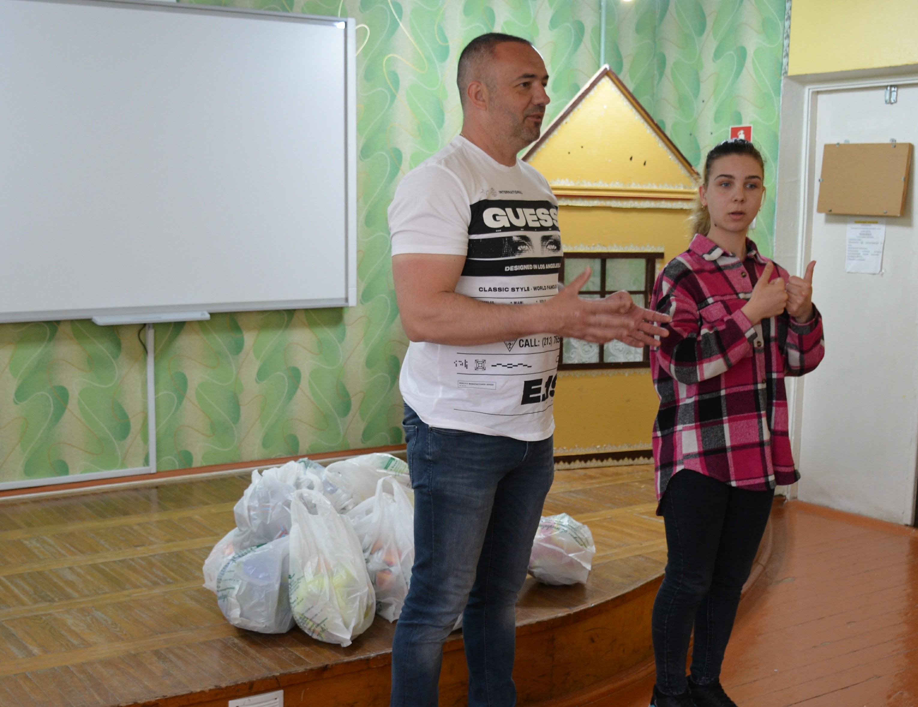 Депутат подарил воспитанникам школы – интерната мячи
