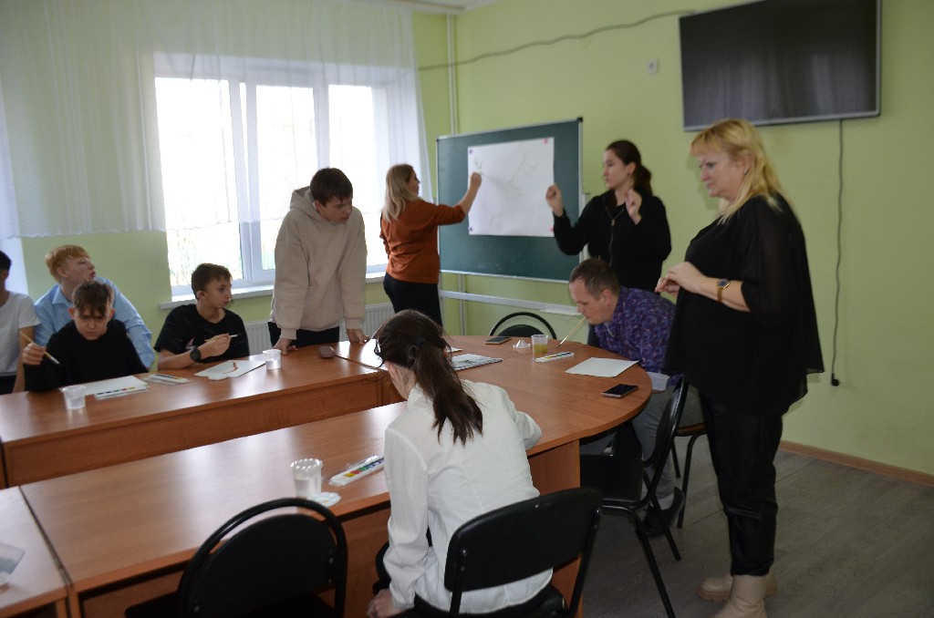 «Творчество без рук»: художник провёл мастер-класс для школьников